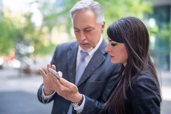 Business People Using Smartphone Outdoor — Stock Photo, Image
