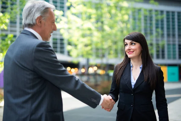 屋外で握手するビジネスマン — ストック写真