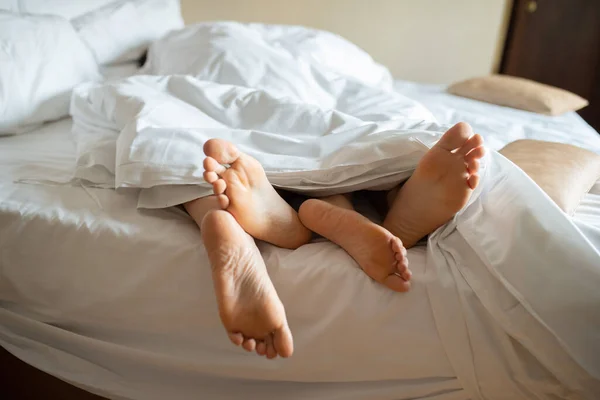 Empat Kaki Dari Selimut Tempat Tidur Cinta Dan Konsep Seks — Stok Foto