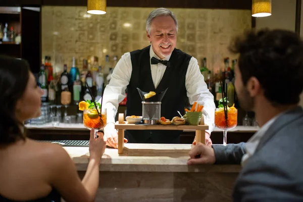 Bartender Serving Cocktails Couple Bar Counter — Stock Photo, Image