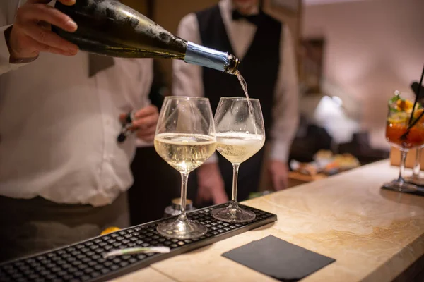 Barmen Iki Bardakta Şampanya Dolduruyor — Stok fotoğraf