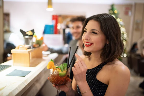 Ung Kvinna Dricker Cocktail Vid Bardisk — Stockfoto