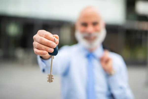 Бизнесмен Показывает Ключи Своего Нового Офиса Концепцию Недвижимости — стоковое фото