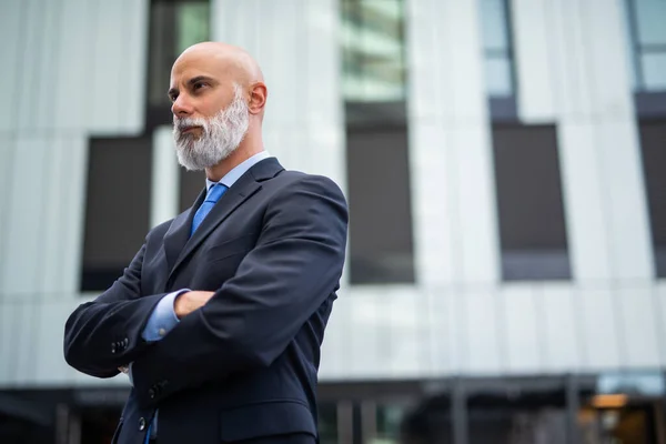 現代都市におけるひげの剃りと白い頭を持つシニア自信のあるビジネスマンの肖像画 — ストック写真