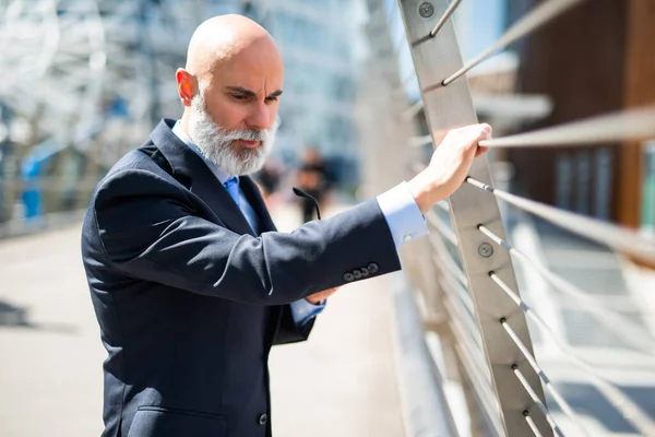Şehir Köprüsünün Yanında Duran Düşünceli Adamı — Stok fotoğraf