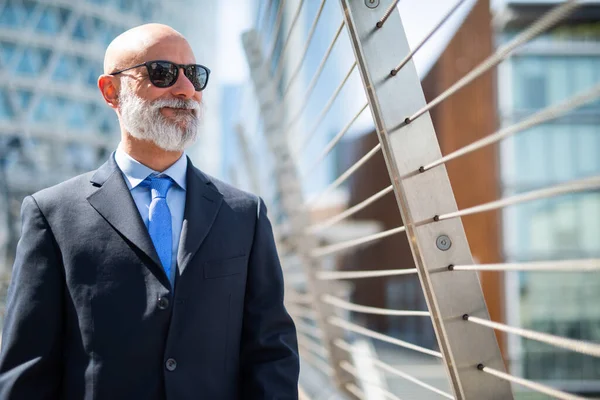 Geschäftsmann Mit Sonnenbrille Freien Einer Modernen Stadt — Stockfoto