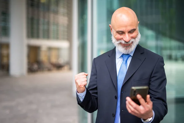 Homem Negócios Feliz Olhando Para Seu Telefone Conceito Boas Notícias — Fotografia de Stock