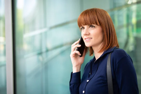 Młoda Bizneswoman Rozmawiająca Przez Telefon — Zdjęcie stockowe