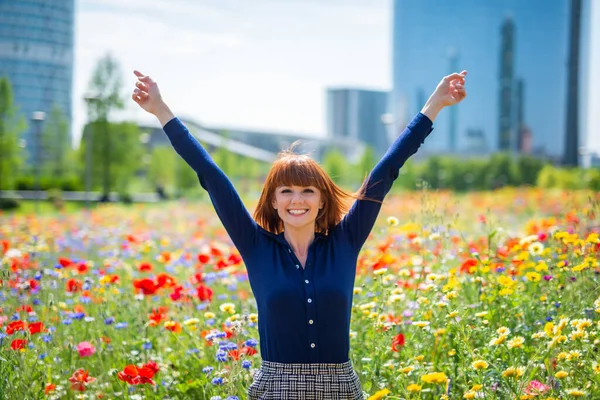 Radostná Žena Zvedá Ruce Zatímco Stojí Květinovém Poli Městském Parku — Stock fotografie