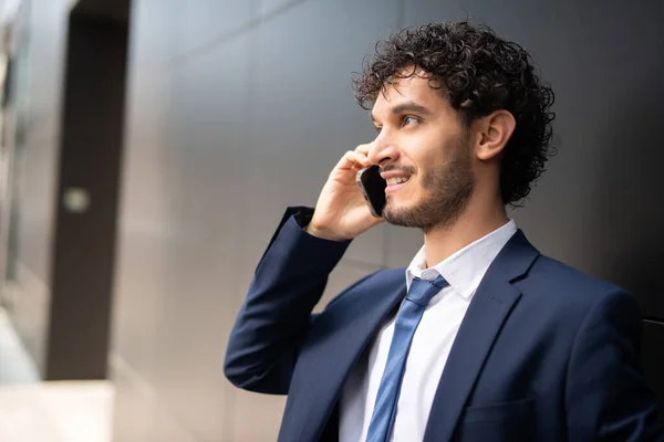 Uśmiechający Się Biznesmen Rozmawia Przez Telefon Przed Jego Biurem — Zdjęcie stockowe
