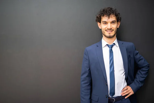 Νεαρός Όμορφος Επιχειρηματίας Στέκεται Δίπλα Ένα Μαύρο Τοίχο — Φωτογραφία Αρχείου