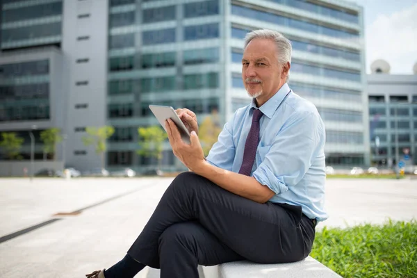 Senior Businessman Using His Tablet City Business Technology Concept — Stock Photo, Image