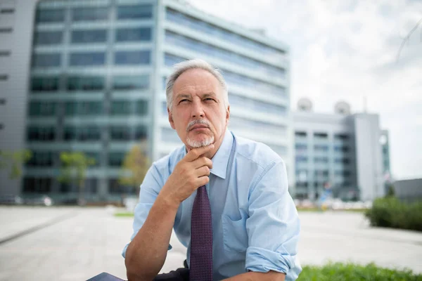 Myślenie Zamyślony Senior Businessman Outdoor — Zdjęcie stockowe