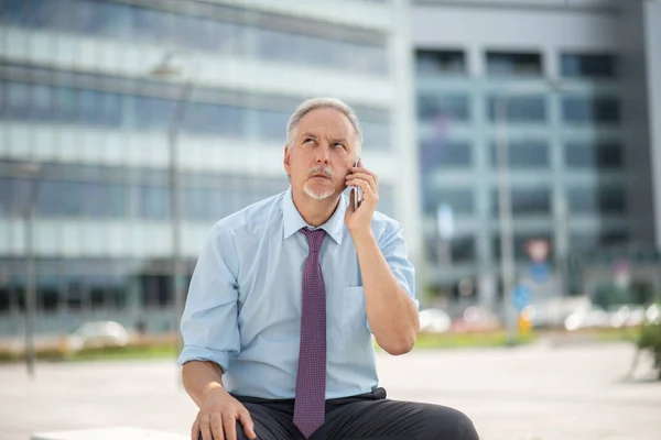 Wütender Senior Geschäftsmann Brüllt Freien Telefon — Stockfoto