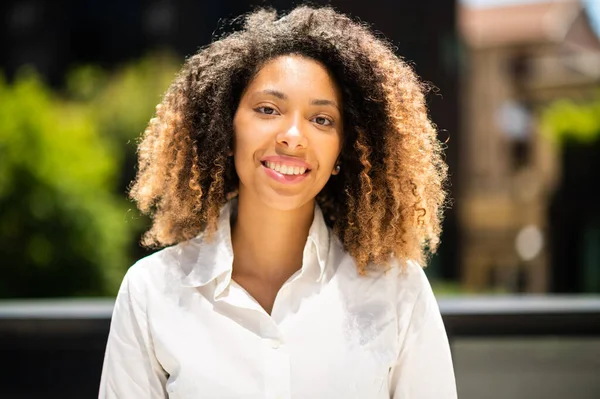 自信的年轻非洲裔美国女经理 — 图库照片