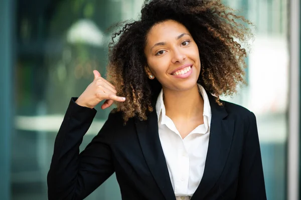 Afrikanische Geschäftsfrau Ruft Mich Und Lächelt — Stockfoto