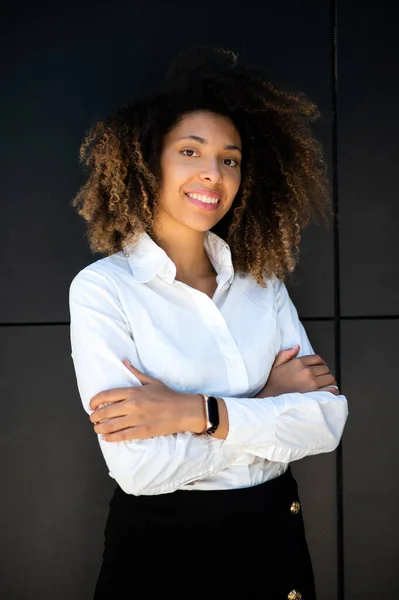 Confiant Jeune Afro Américain Femme Manager Extérieur Souriant — Photo
