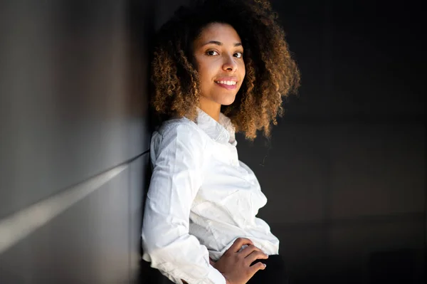 Confiado Joven Afroamericano Gerente Femenino Aire Libre Sonriendo — Foto de Stock