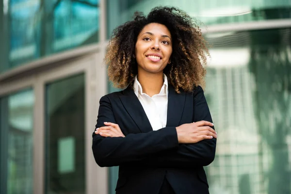 Selbstbewusste Junge Afroamerikanische Managerin Lächelt Freien — Stockfoto