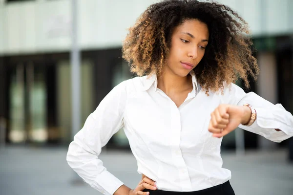 Selbstbewusste Junge Afroamerikanische Managerin Die Draußen Die Uhrzeit Auf Ihrer — Stockfoto