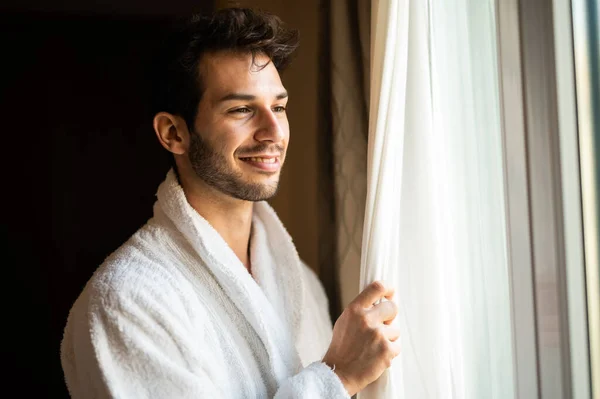 Jeune Homme Portant Peignoir Regardant Par Fenêtre Dans Chambre Hôtel — Photo