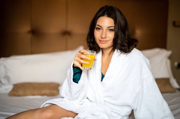 Portret Pięknej Kobiety Białym Szlafroku Pijącej Sok Pomarańczowy — Zdjęcie stockowe