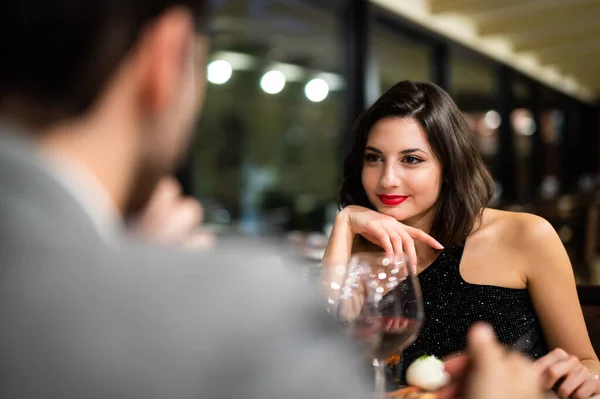 Paar Beim Abendessen Einem Luxusrestaurant — Stockfoto