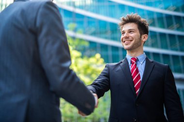 İş adamları arasında el sıkışma.