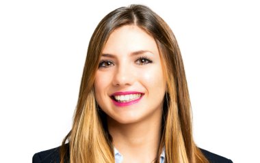 Beyaz arka planda izole edilmiş mutlu iş kadını portresi