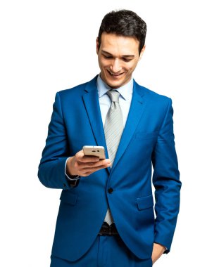 Akıllı telefon kullanan genç işadamı beyazda izole edilmiş.