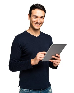 Genç adam beyaza izole edilmiş dijital tablet kullanıyor.