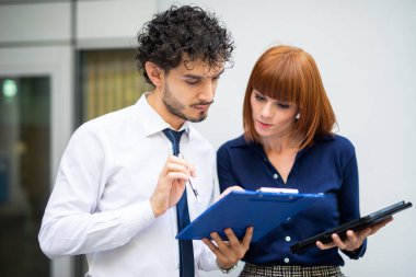 birlikte bir belgeyi okurken iş adamları