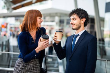 Birlikte kahve içen iş adamları, takım çalışması konsepti.