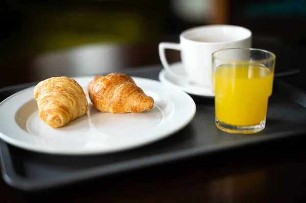 Kontinental Frukost Kaffe Mjölk Apelsin Juice Och Croissant — Stockfoto