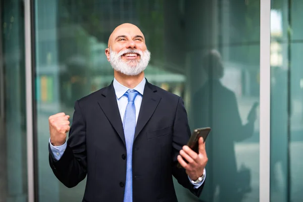 Bardzo Szczęśliwy Wesoły Biznesmen Trzyma Smartfona — Zdjęcie stockowe