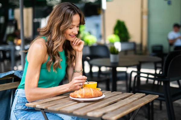 Leende Kvinna Som Äter Frukost Utomhus Stad — Stockfoto