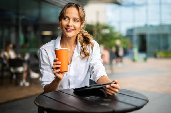 Joven Mujer Negocios Una Pausa Para Café Sonriendo —  Fotos de Stock