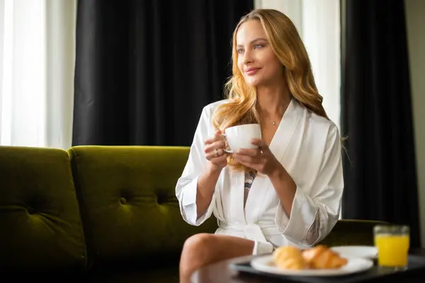 Mujer Rubia Joven Bebiendo Taza Café Sentado Sillón Casa —  Fotos de Stock