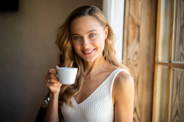 Szczęśliwa Młoda Kobieta Filiżanką Kawy Domu — Zdjęcie stockowe