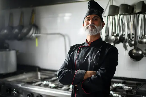 Chef Maduro Con Abrigo Negro Brazos Cruzados Cocina — Foto de Stock