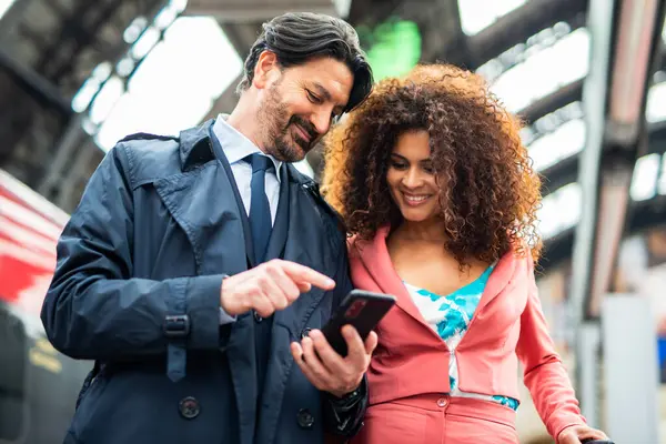 Leende Människor Som Använder Smartphone Tillsammans Järnvägsstation — Stockfoto