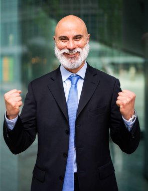 Açık havada başarılı bir iş adamı pozu.