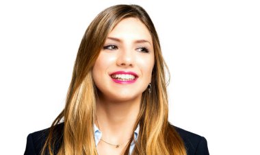 Beyaz arka planda izole edilmiş düşünceli bir iş kadınının portresi.