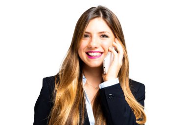 Telefondaki genç kadın beyaz arka planda izole edilmiş.