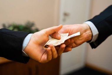 Bir adamın diğerine para vermesi yakındır.