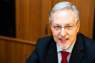 Ofisinde gülümseyen iş adamı.