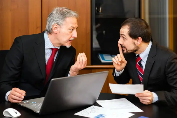 Zwei Verärgerte Geschäftspartner Streiten Sich Bei Treffen Amt — Stockfoto