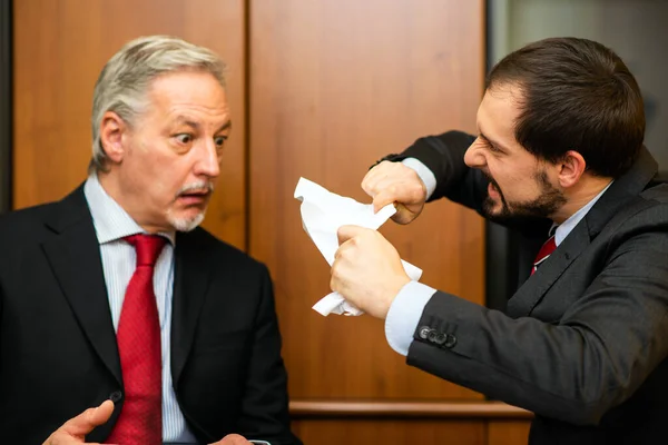 Wütender Geschäftsmann Zerreißt Vor Kollegen Ein Dokument — Stockfoto