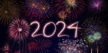 Gökyüzünü aydınlatan renkli havai fişekler 2024 yılını kutluyor..