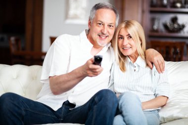 Bir mutlu olgun çift evlerinde portresi